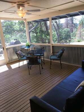 Outdoor dining -  Private Yosemite County home. On 40 Acres! (Mariposa)