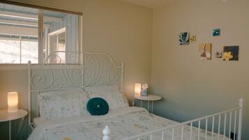 2 bedrooms, iron/ironing board, WiFi, bed sheets