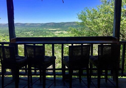 Romantic Rock Cabin, Beautiful, Spectacular Views of Frio River & Mountains!