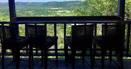Romantic Rock Cabin, Beautiful, Spectacular Views of Frio River & Mountains!