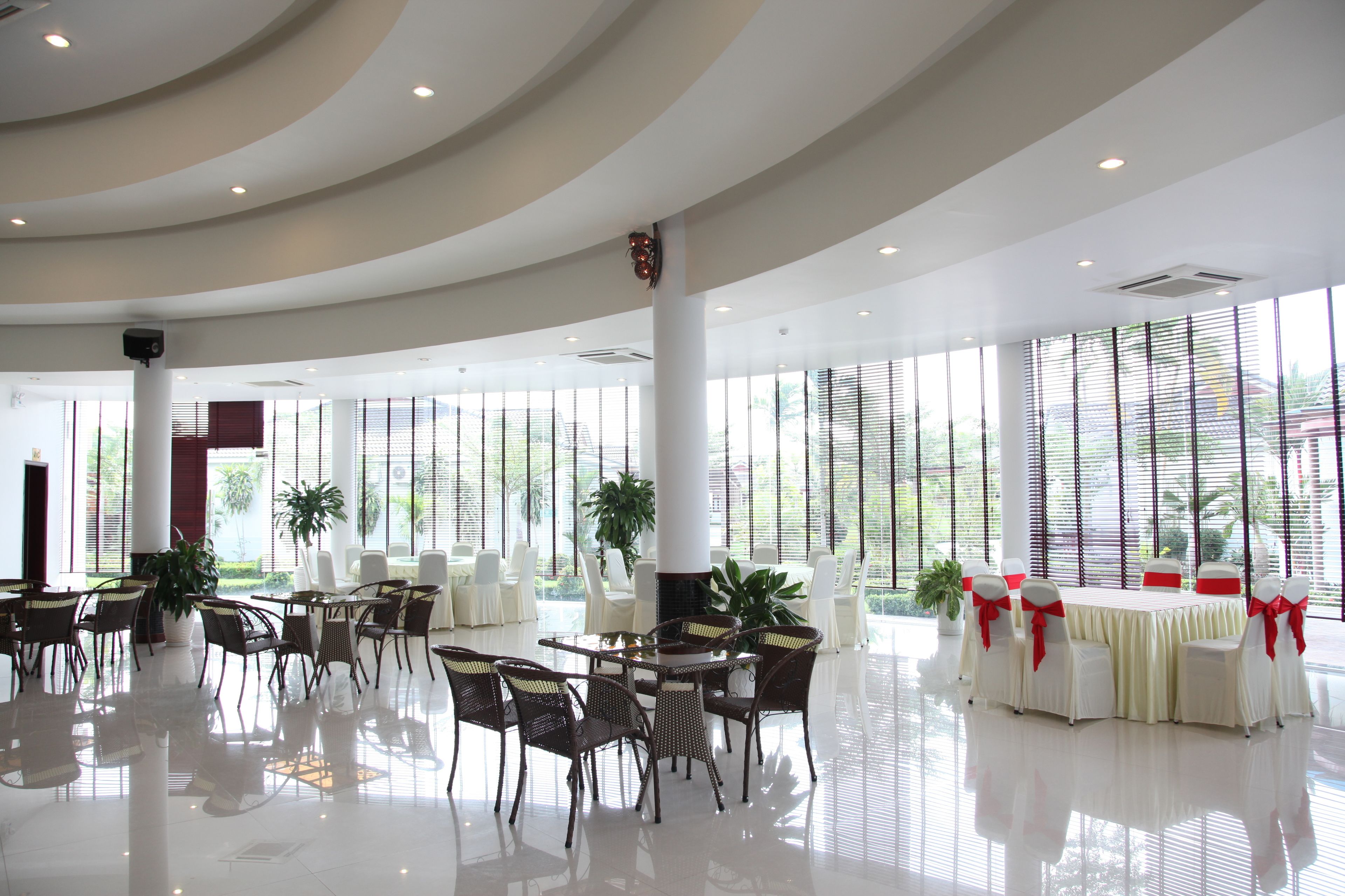 3 restaurantes; se sirve desayuno, almuerzo y cena; cocina local