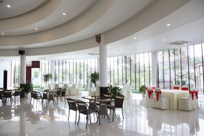 3 restaurants, breakfast, lunch, dinner served; local cuisine 