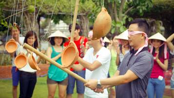 Un groupe de personnes participant à une activité de plein air en utilisant des outils traditionnels.
