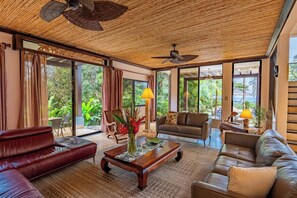 Televisor intel·ligent, reproductor de DVD, llibres i videoteca 