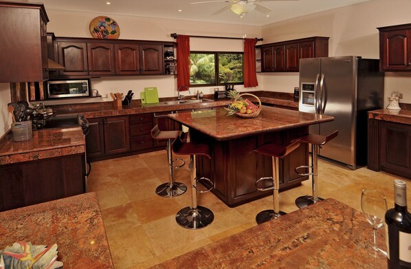 Frigorífic, microones, forn i placa de cuina 