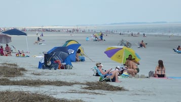 Nær stranden og solsenger