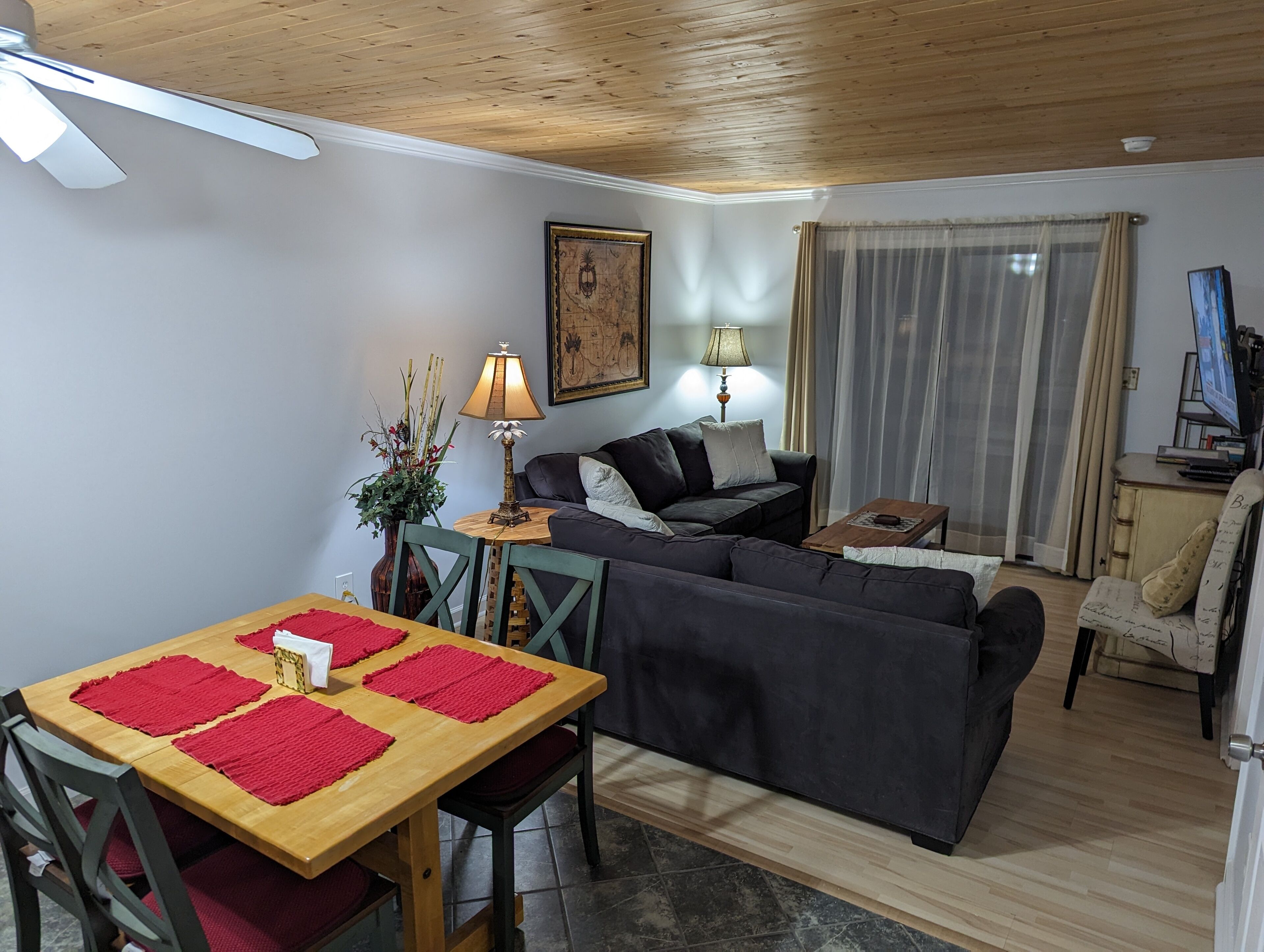 TV connectée, lecteur de DVD, table de tennis de table, livres