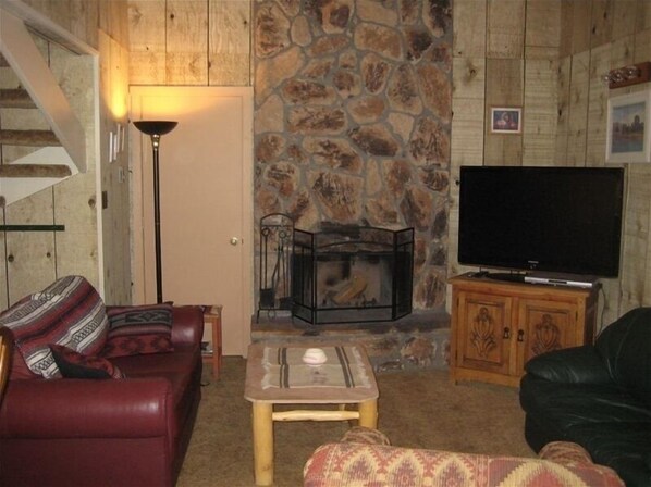 Een smart-tv, een open haard en een dvd-speler