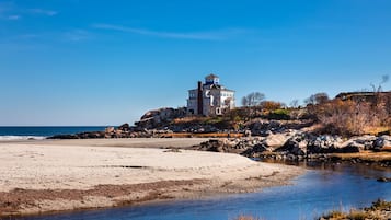 Ubicación cercana a la playa, tumbonas y toallas de playa