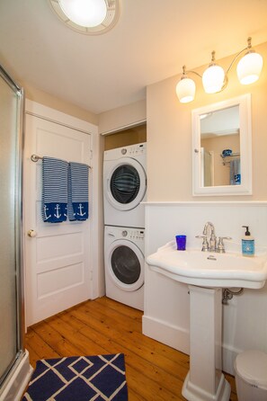 Douche, sèche-cheveux, serviettes fournies, savon