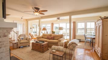 Una televisión, un reproductor de DVD, libros