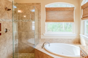 Shower, jetted bath, hair dryer, towels - Seagrove, Private Pool, Near to Beach & Seaside + Free Attraction Tickets! (Santa Rosa Beach)