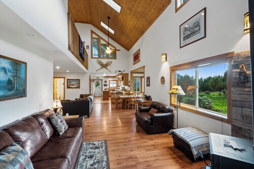 Yellowstone Mountain Home-Secluded custom home near Yellowstone with privacy!