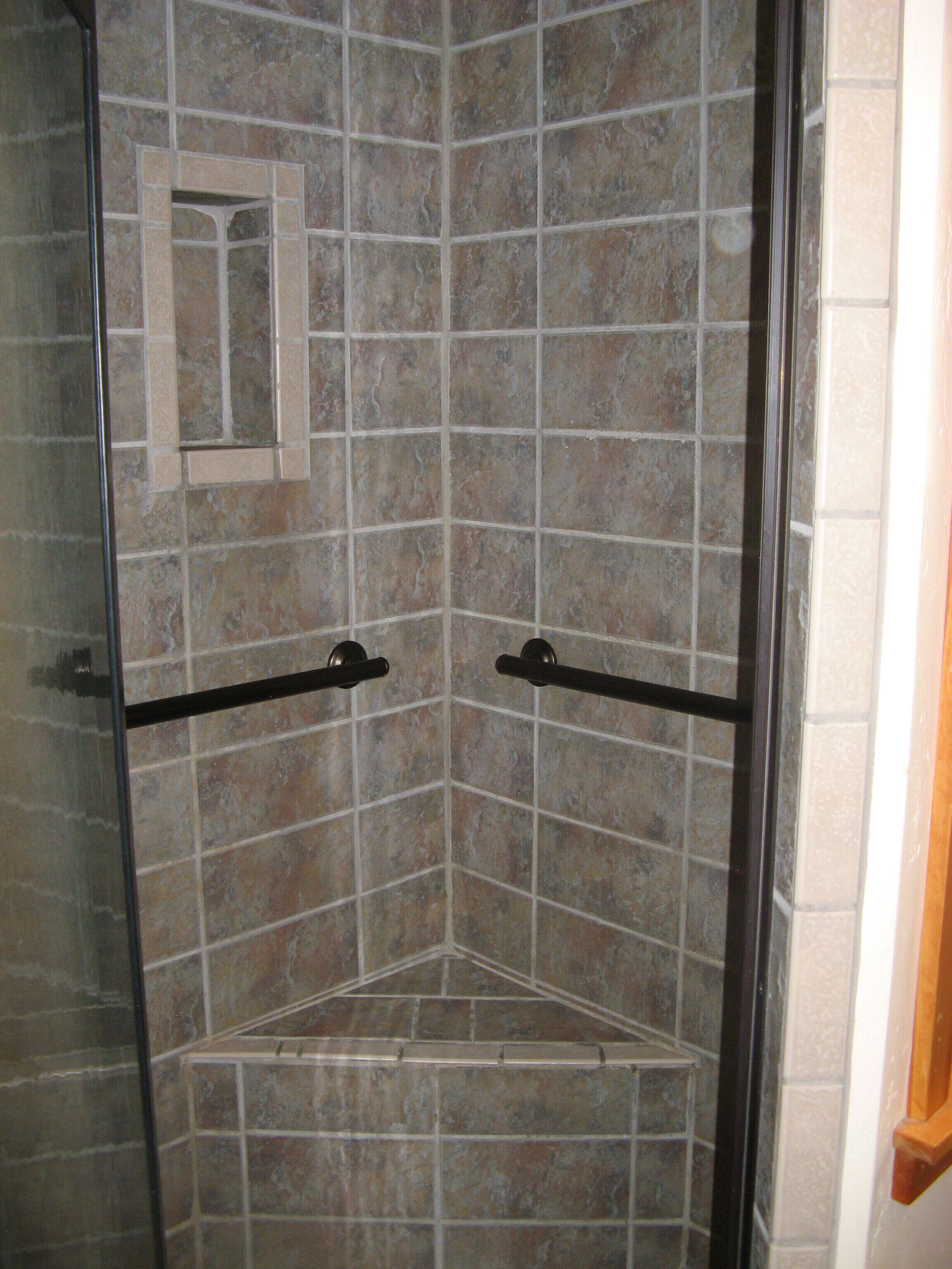 Kylpyamme, hiustenkuivaaja, pyyhkeet, vessapaperi