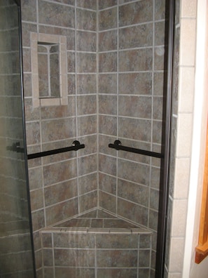 Bathtub, hair dryer, towels, toilet paper - Charming Southwest Victorian in Ouray , Sleeps 8, In town Location (Ouray)