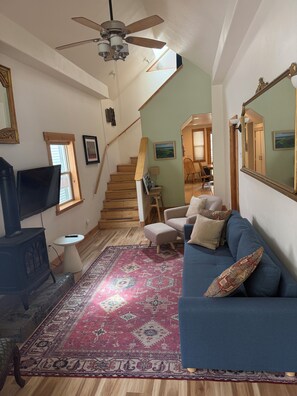 Smart TV, fireplace, DVD player - Charming Southwest Victorian in Ouray , Sleeps 8, In town Location (Ouray)