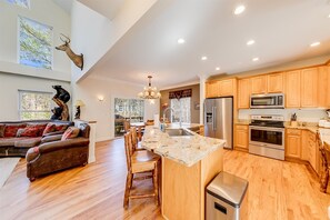 冷蔵庫、電子レンジ、オーブン、コンロ