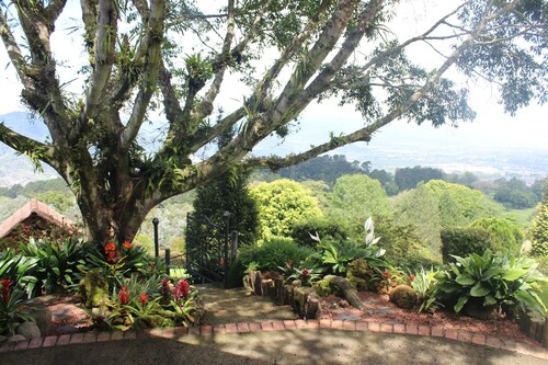 Retraite de montagne avec vue spectaculaire surplombant San Jose