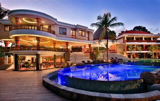 Una piscina al aire libre (de 07:00 a 19:00), sombrillas, tumbonas