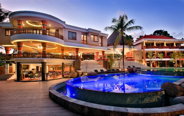 Outdoor pool, open 7:00 AM to 7:00 PM, pool umbrellas, sun loungers - Green Field Resort (Ubud)