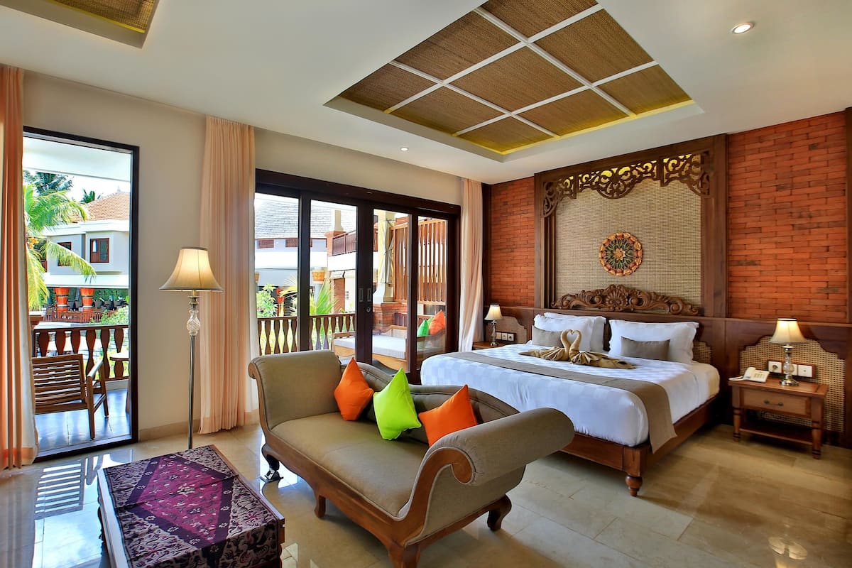 Premium bedding, in-room safe, free WiFi, bed sheets