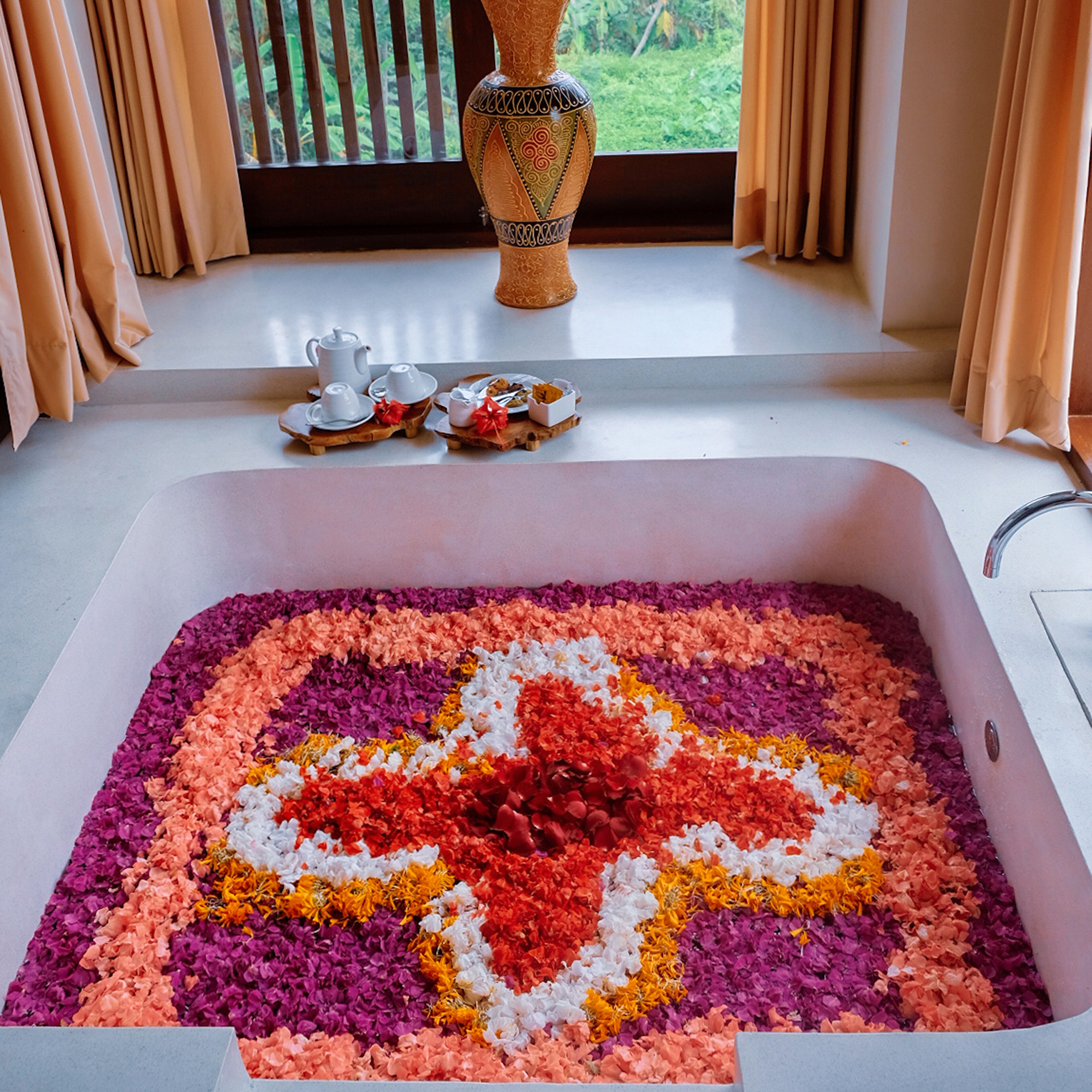 suite | deep-soaking bathtub