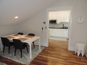 Dining - Modern Studio Apartment., Sleeps 4, Steps to the Beach! (Santa Rosa Beach)