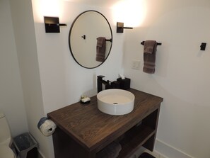 Shower, hair dryer, towels, soap - Modern Studio Apartment., Sleeps 4, Steps to the Beach! (Santa Rosa Beach)