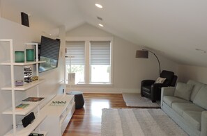 TV, video games, stereo - Modern Studio Apartment., Sleeps 4, Steps to the Beach! (Santa Rosa Beach)