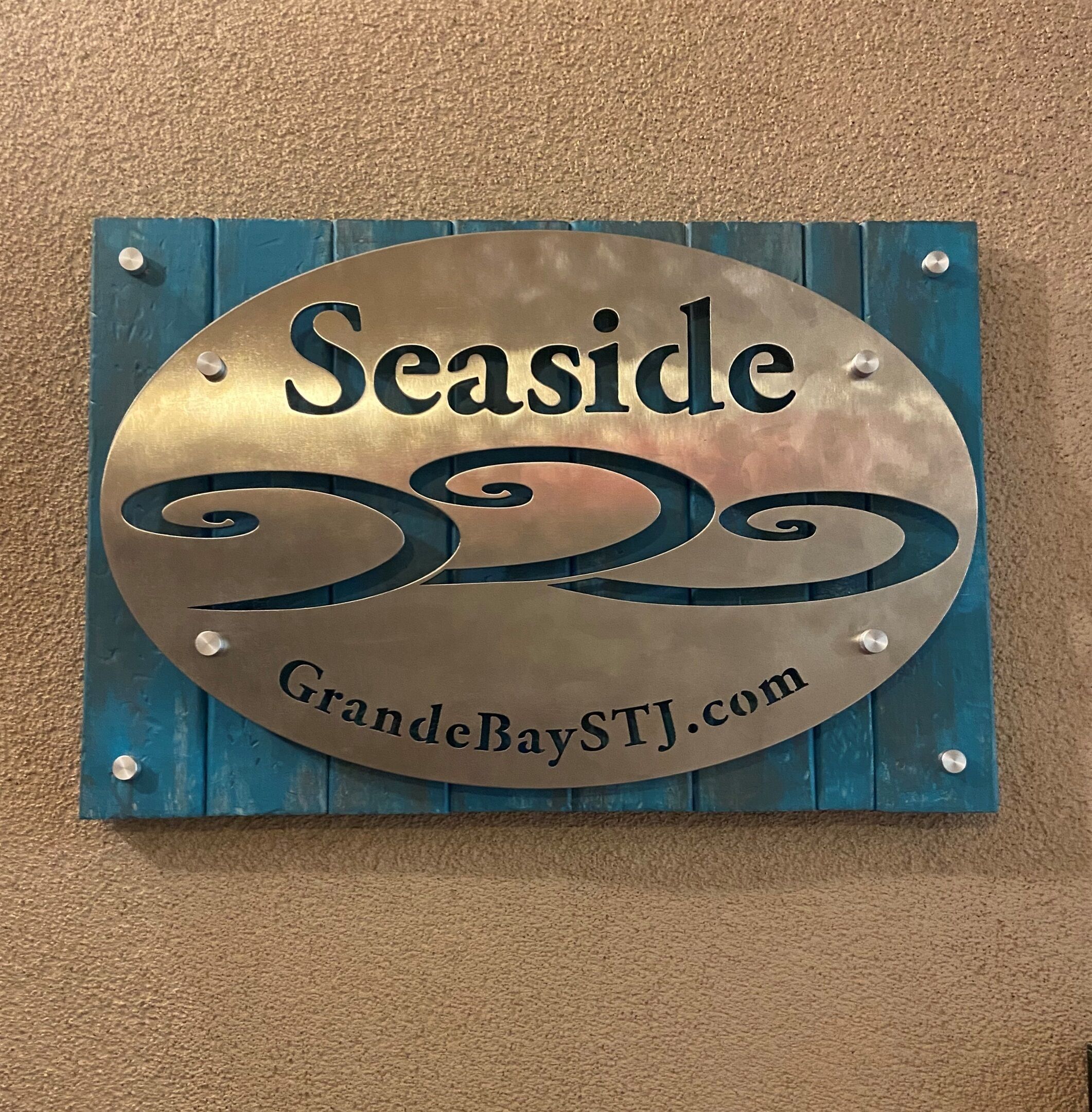 A sign with the text "Seaside" and "GrandeBaySTJ.com".