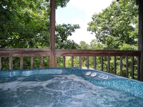 Nite Vu Cabin:A Light and Airy Retreat with Mountain Views, Hot Tub, and Jacuzzi