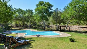 2 albercas al aire libre y camastros