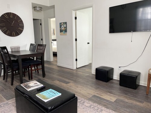 DOWNTOWN NASHVILLE COMFY & COZY D