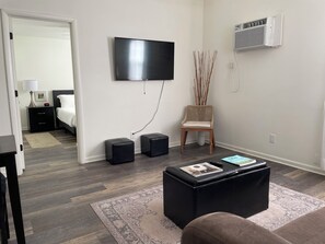 2 bedrooms, in-room safe, desk, iron/ironing board - DOWNTOWN NASHVILLE COMFY & COZY D (Nashville)