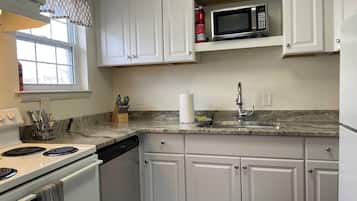 KĂŒhlschrank, Mikrowelle, Ofen, Herdplatte