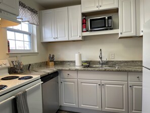 Fridge, microwave, oven, stovetop - DOWNTOWN NASHVILLE COMFY & COZY D (Nashville)