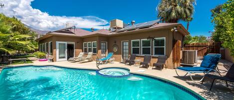 Una piscina al aire libre, una piscina climatizada