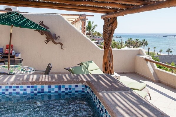 Outdoor dining - Casa del Desierto Sum (La Paz)