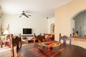 TV, offices - Casa del Desierto Sum (La Paz)