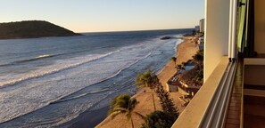 På stranden, solstolar och strandhanddukar