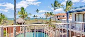 드리프트우드 온 더 비치