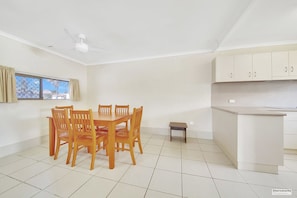 Apartment, Mehrere Betten, Stadtblick | Essbereich im Zimmer