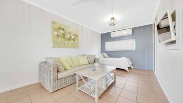 Appartement Standard, plusieurs lits | Coin séjour | Télévision à écran plat, lecteur de DVD