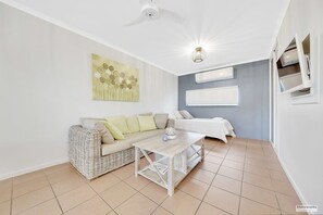 Standard Apartment, Multiple Beds | Living area