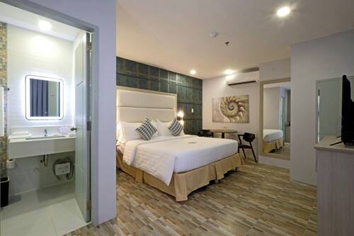 Deluxe Room | Down comforters, in-room safe, desk, blackout drapes