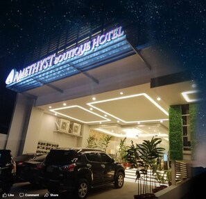 Fassade der Unterkunft – Abend/Nacht