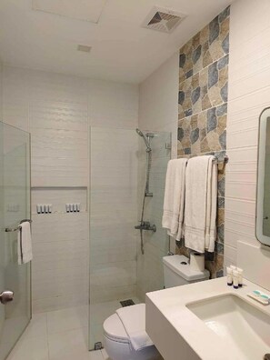 Kamar Keluarga | Kamar mandi | Shower, pancuran hujan, pengering rambut, dan kloset