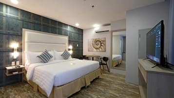 Down comforters, in-room safe, desk, blackout drapes