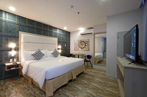 Down comforters, in-room safe, desk, blackout drapes