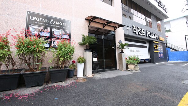A building with a sign for 'Legend Motel' and a parking area. - Legend Motel (Geoje)